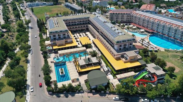 Crystal de Luxe Resort