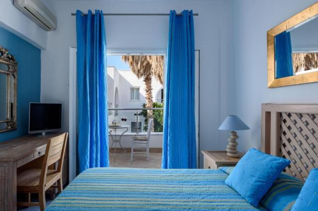 Santorini: Alesahne Beach 3*