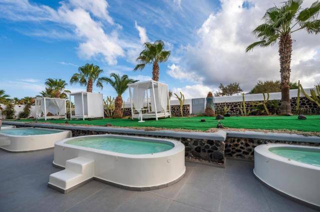 Santorini: Smy Mediterranean White Santorini 4*+