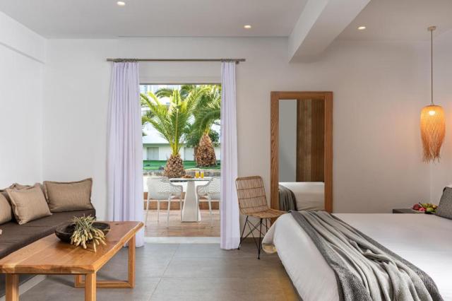Santorini: Smy Mediterranean White Santorini 4*+