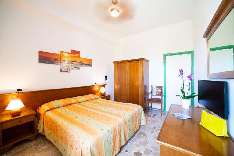 Ischia: La Mandorla 3*