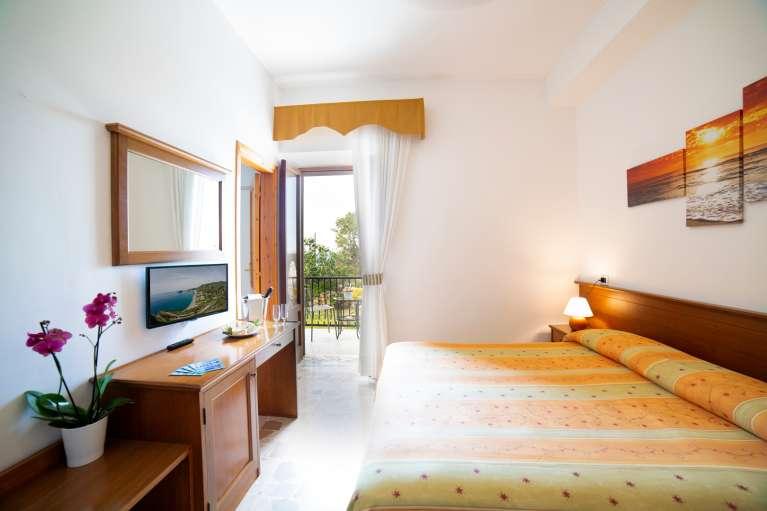 Ischia: La Mandorla 3*