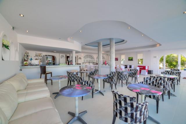 Santorini: Pantheon Hotel by Villa Olympia 3*