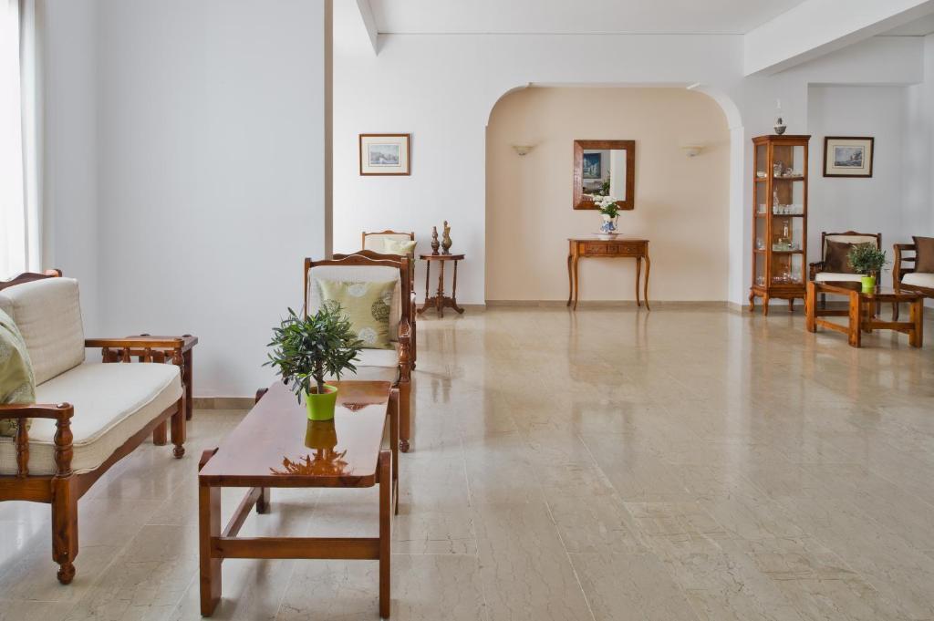 Santorini: Makarios Beach Hotel 3*