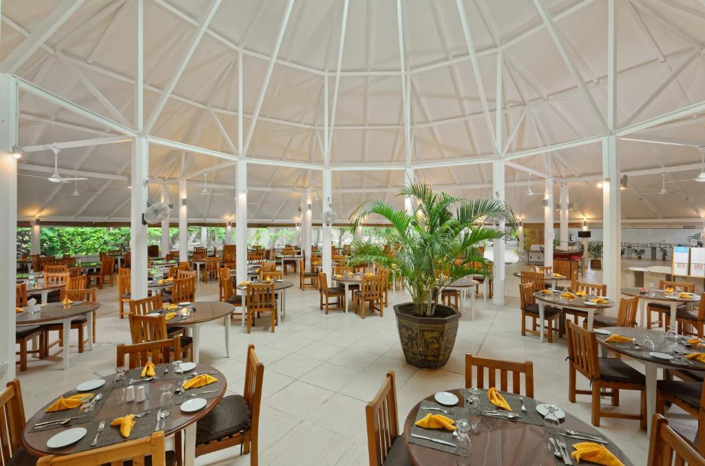 Moderné Emiráty a luxusné Maldivy