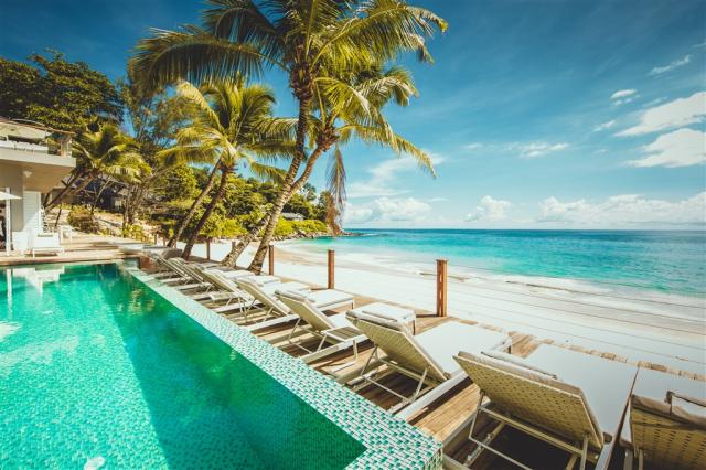 Carana Beach bazén s pláží a lehátky