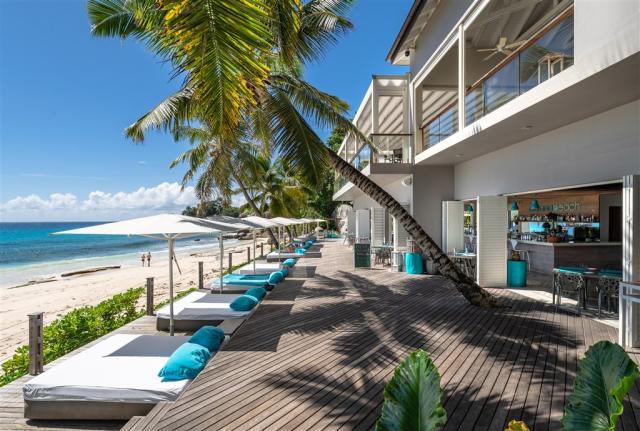 Carana Beach pláž s lehátky