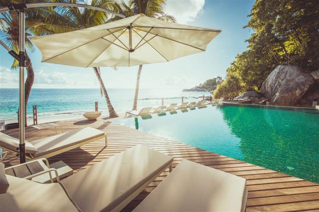 Carana Beach bazén s lehátky
