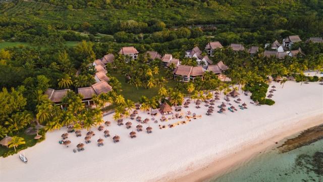Dinarobin Golf & Spa celkový pohled na pláž