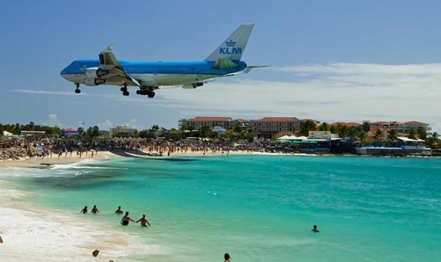 Přistávající letadlo nad Maho Beach