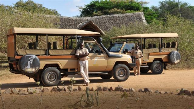 2 jeepy na safari a jejich řidiči.