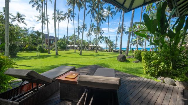Terasa s výhledem do zahrady a na oceán pokoje Deluxe Ocean Roo