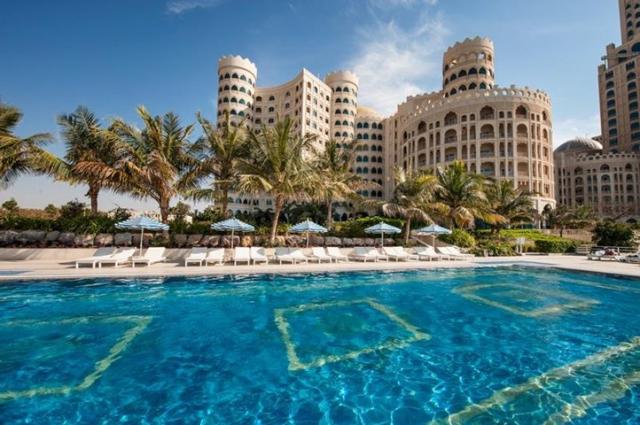 (Exteriér) - Hotel s bazénem