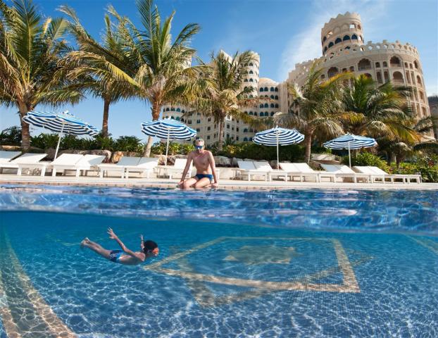 (Exteriér) - Hotel s bazénem