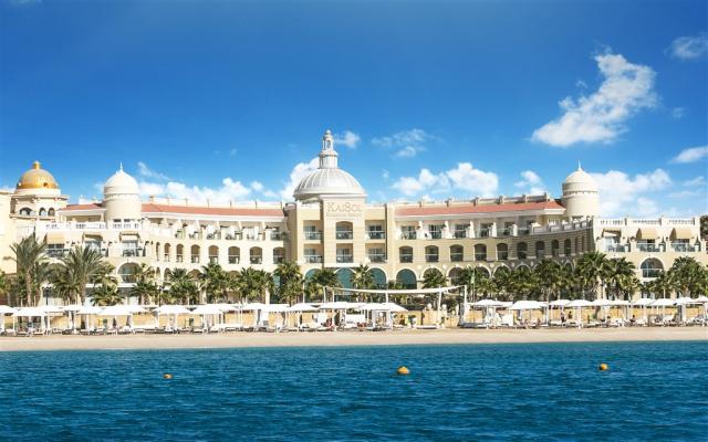 Pohled z moře na jednu z budov hotelu