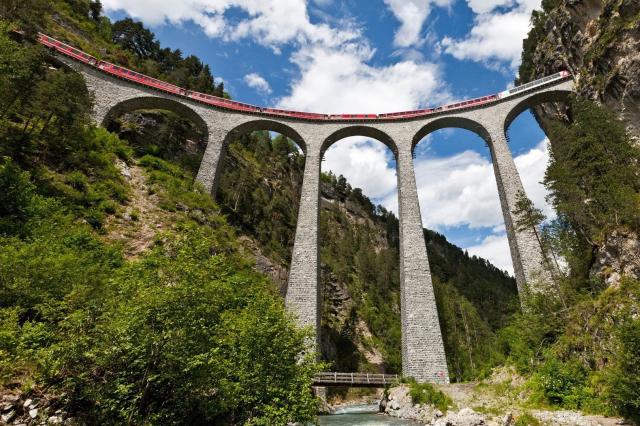 Nejkrásnější kouty Švýcarska panoramatickými drahami