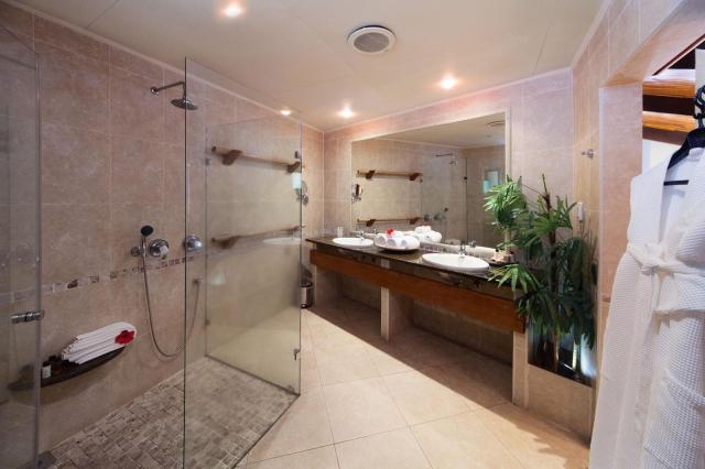 Coco de Mer a Black Parrot Suites