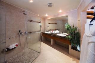 Coco de Mer a Black Parrot Suites
