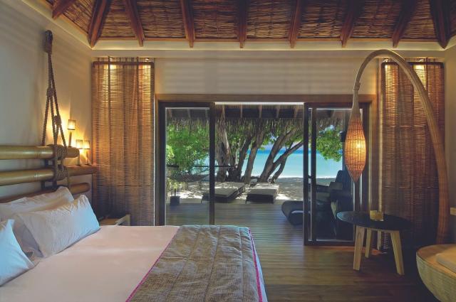 Constance Moofushi Resort