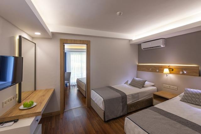 Orient Express & Hotel Narcia Resort Side