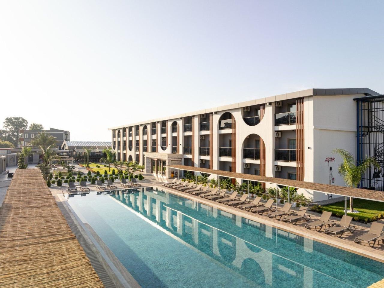 Hotel Monk Resort