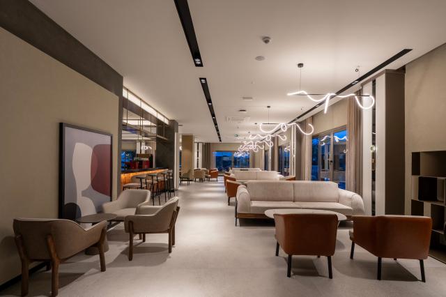 Orient Express & Hotel Side Breeze