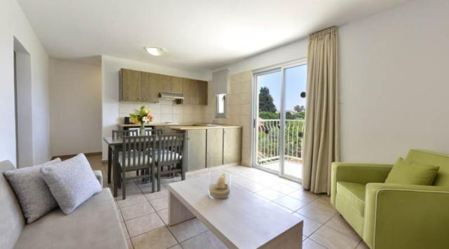 Hotel Makronisos Holiday Village