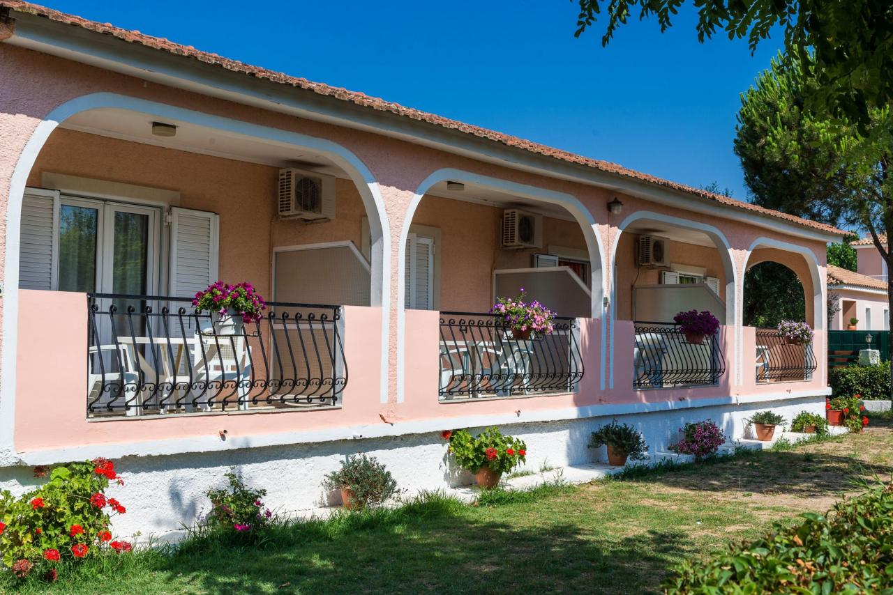 Roussas Studios And Apartments