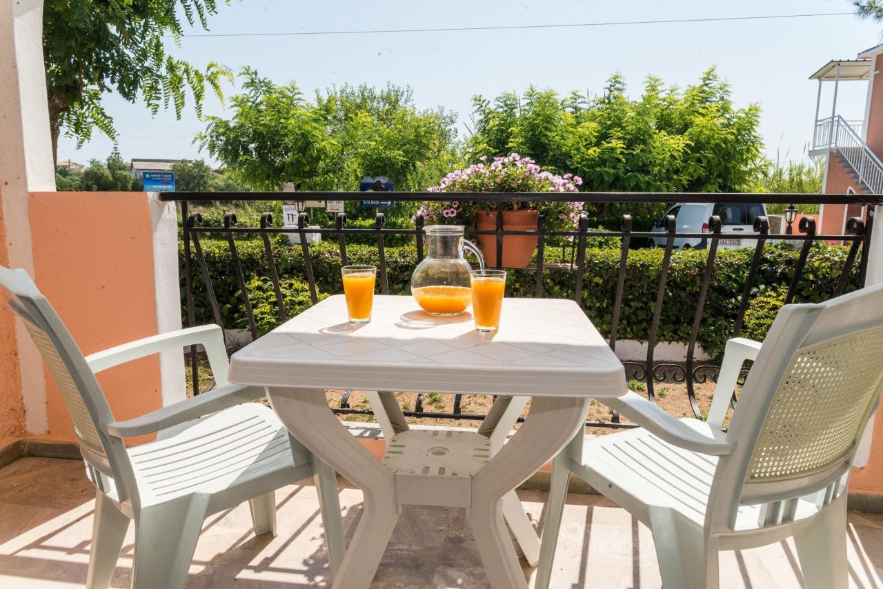 Roussas Studios And Apartments