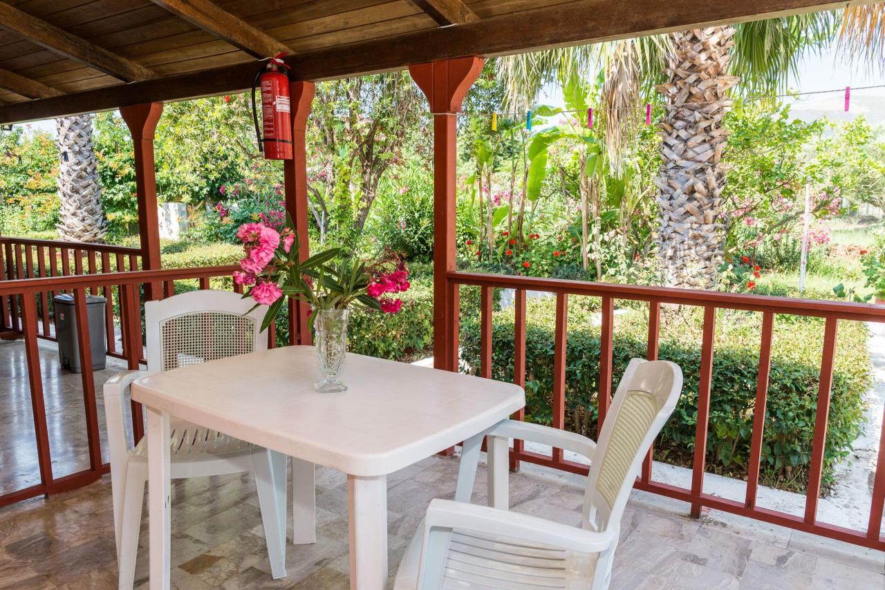 Roussas Studios And Apartments