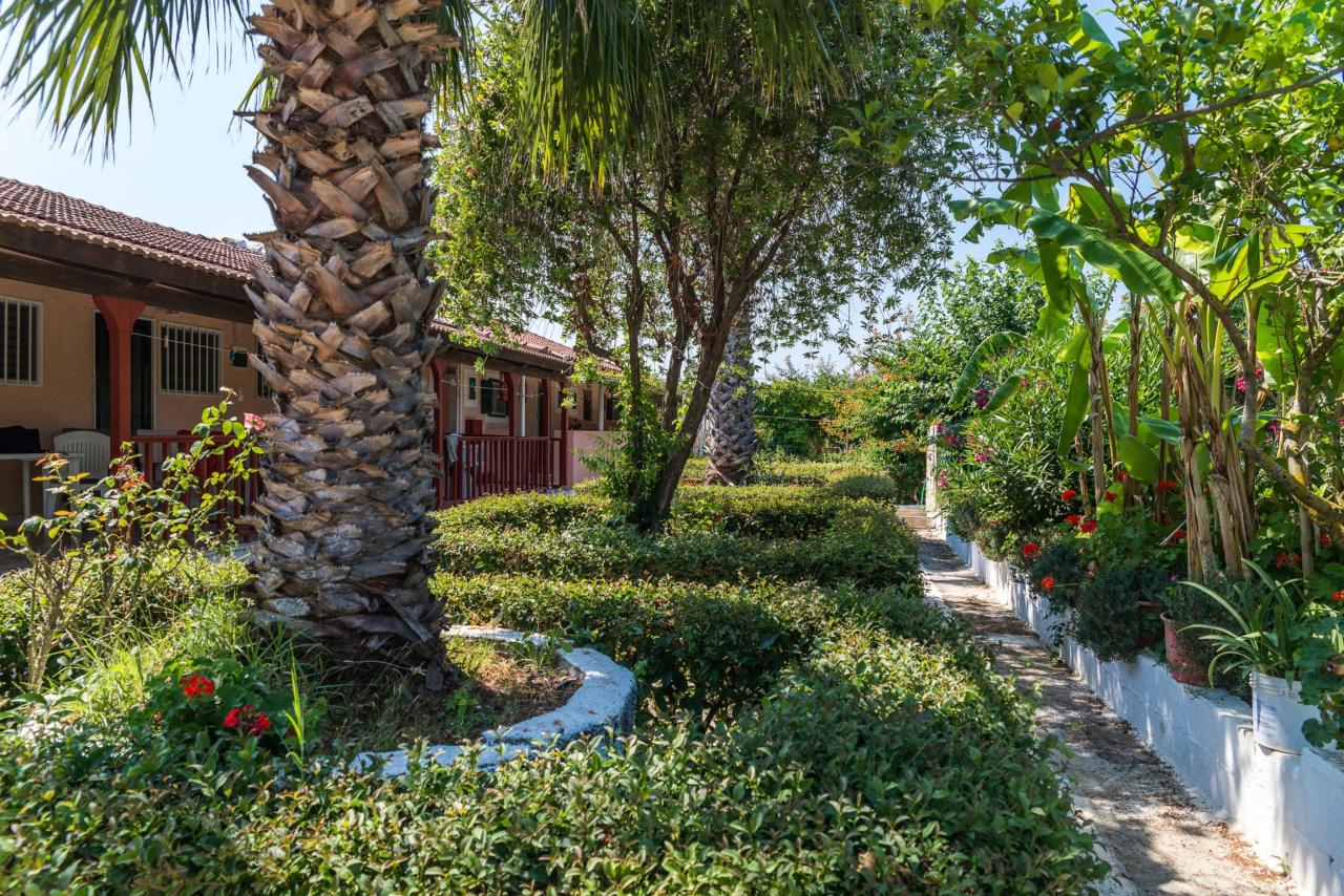 Roussas Studios And Apartments
