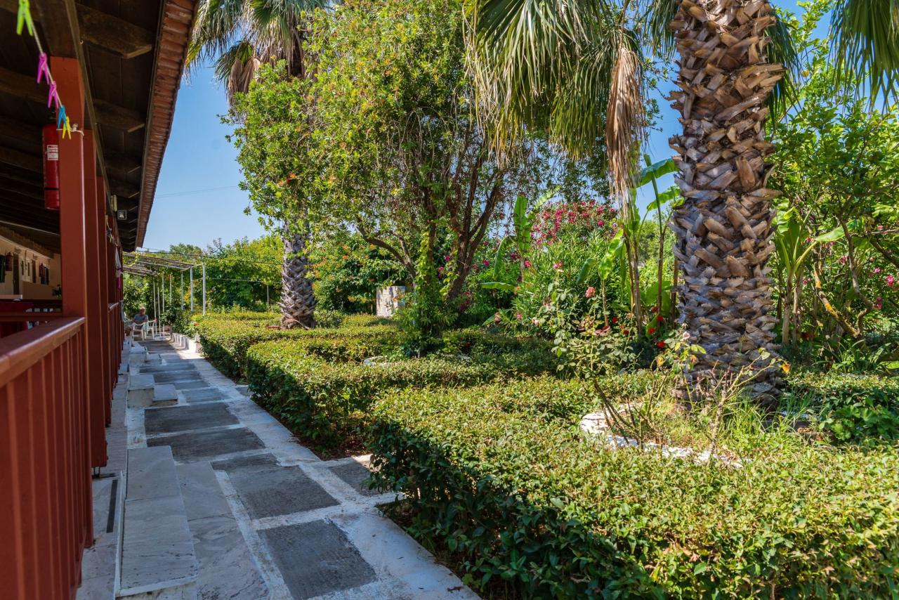 Roussas Studios And Apartments