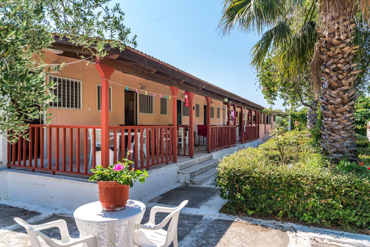 Roussas Studios And Apartments