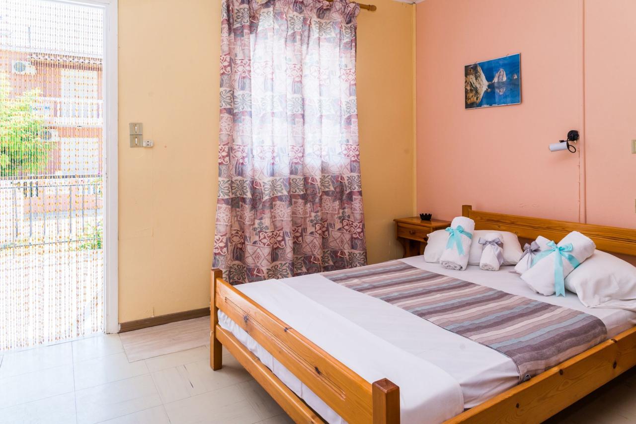 Roussas Studios And Apartments