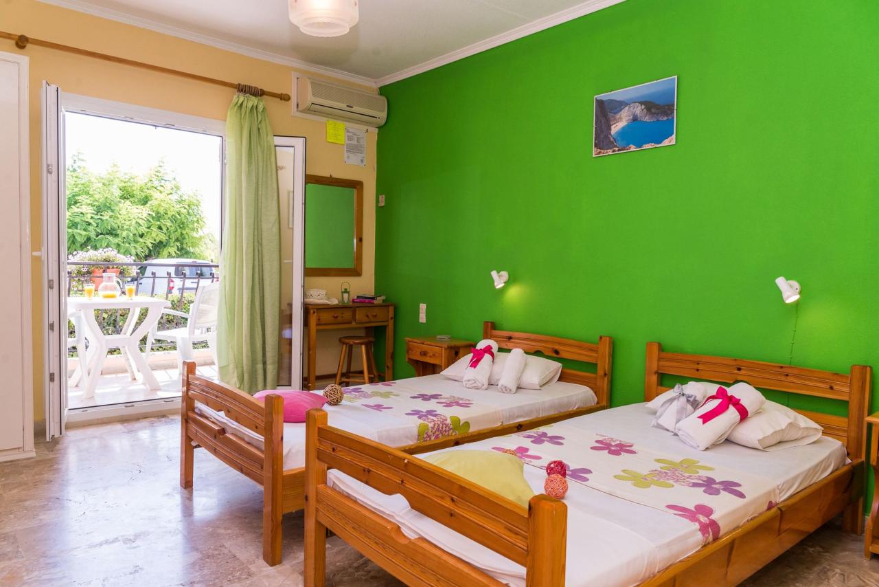 Roussas Studios And Apartments