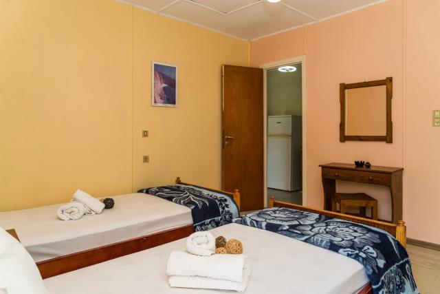 Roussas Studios And Apartments