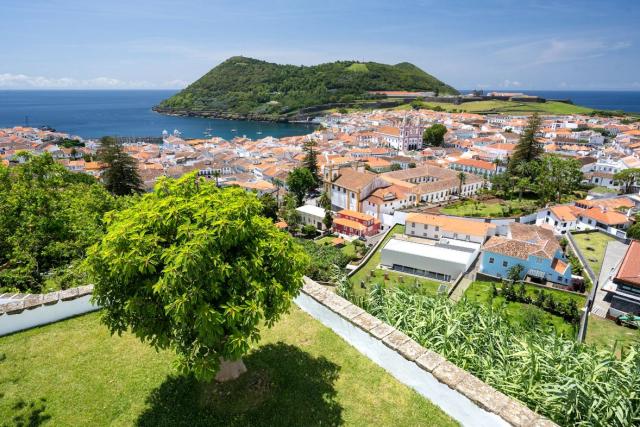 Vyhlídka Alto da Memória - město Angra do Heroísmo jako na dlan