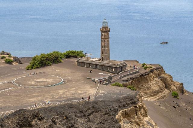 Maják na výběžku Ponta dos Capelinhos na Faialu