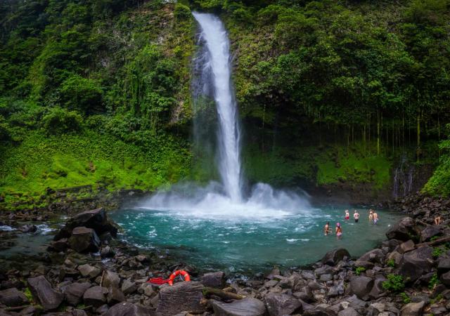 Koupání pod vodopádem La Fortuna