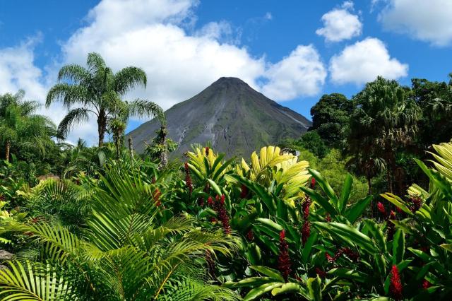 Kuželovitá sopka Volcán Arenal a stejnojmenný národní park