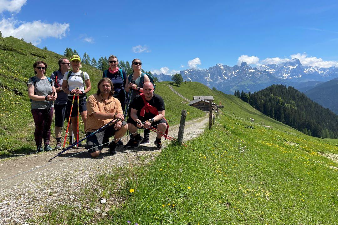 V pozadí pohoří Tennengebirge a úžasní walkeři