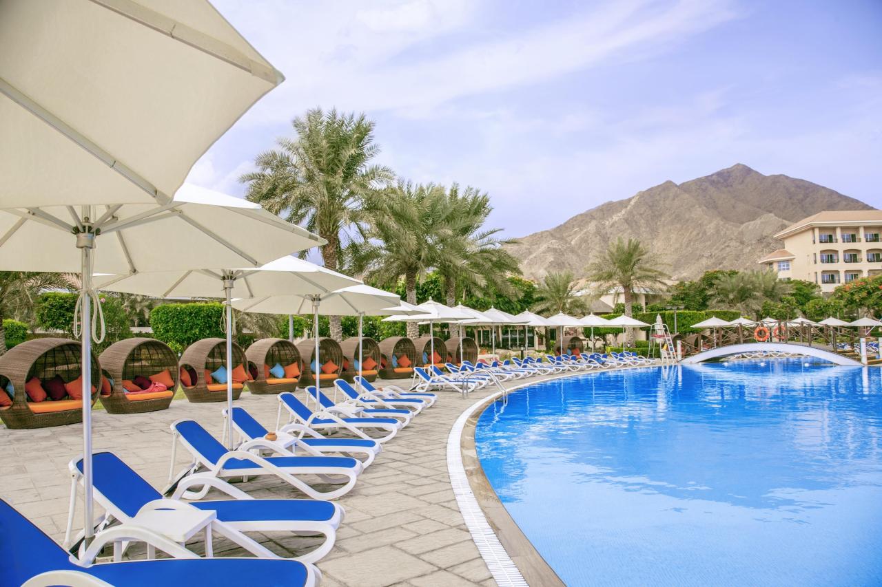 Отели фуджейры с собственным пляжем. Отель Fujairah Rotana Resort & Spa. Фуджейра ротана Резорт 5. Fujairah Rotana Resort Spa 5 ОАЭ. Fujairah Rotana Resort Spa al Aqah Beach 5 Фуджейра.